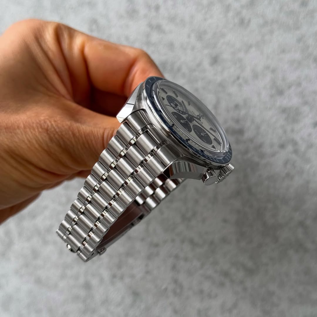 OMEGA – Speedmaster “Snoopy”